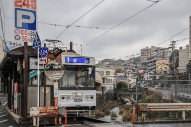 Demiryolu geçidinde bir tramvayın yer aldığı 28 Mart 2025 Urban view,