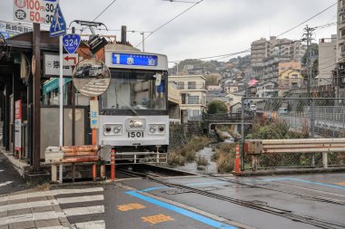 Demiryolu geçidinde bir tramvayın yer aldığı 28 Mart 2025 Urban view,