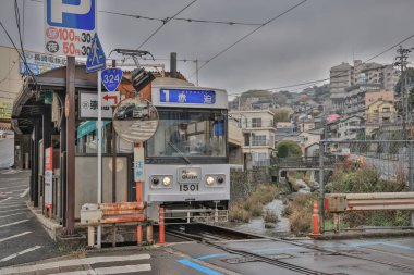 Demiryolu geçidinde bir tramvayın yer aldığı 28 Mart 2025 Urban view,