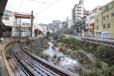 28 Mart 2025 'te nehir kıyısında bir demiryolu hattı kurulmuş.
