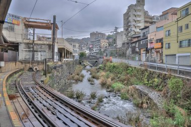 28 Mart 2025 'te nehir kıyısında bir demiryolu hattı kurulmuş.