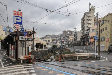 Demiryolu geçidinde bir tramvayın yer aldığı 28 Mart 2025 Urban view,