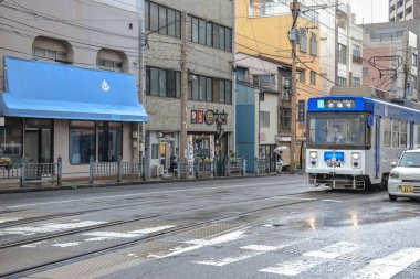 28 Mart 2025 sakin bir şehirde bulunan yerel tramvay istasyonu B 'nin etrafını sardı.