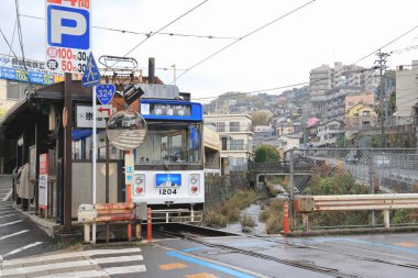 28 Mart 2025 sakin bir şehirde bulunan yerel tramvay istasyonu B 'nin etrafını sardı.