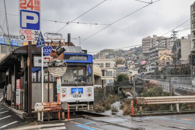 28 Mart 2025 sakin bir şehirde bulunan yerel tramvay istasyonu B 'nin etrafını sardı.