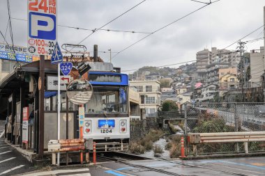 28 Mart 2025 sakin bir şehirde bulunan yerel tramvay istasyonu B 'nin etrafını sardı.
