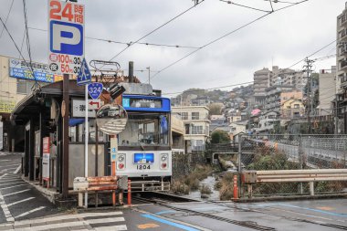 28 Mart 2025 sakin bir şehirde bulunan yerel tramvay istasyonu B 'nin etrafını sardı.