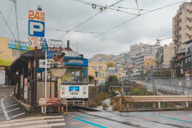 28 Mart 2025 sakin bir şehirde bulunan yerel tramvay istasyonu B 'nin etrafını sardı.
