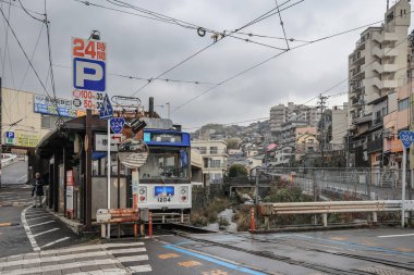 28 Mart 2025 sakin bir şehirde bulunan yerel tramvay istasyonu B 'nin etrafını sardı.