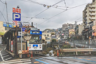 28 Mart 2025 sakin bir şehirde bulunan yerel tramvay istasyonu B 'nin etrafını sardı.