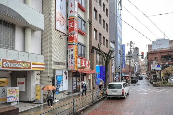 28 Mart 2025 Japonya 'da canlı bir şehir caddesi, renkli mağaza işaretleri var.,