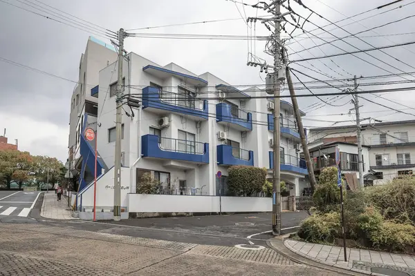 28 Mart 2025. Mavili çağdaş bir apartman.