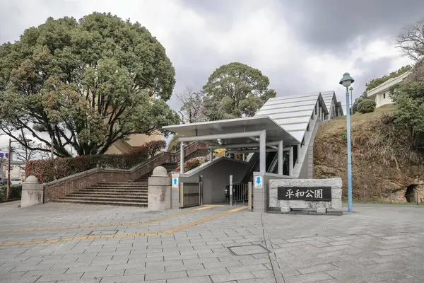 28 Mart 2025 girişinde taş basamaklar, yeşillik ve yürüyen merdiven var.