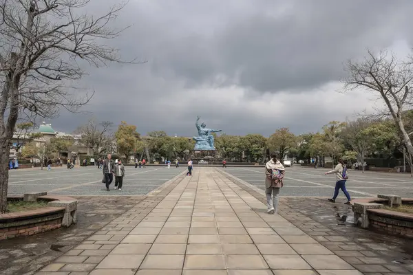 28 Mart 2025 Huzur Parkı Meydanı 'nın ortasında önemli bir heykel bulunuyor.,