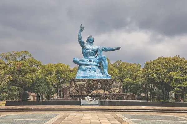 28 Mart 2025 Parkta barışı simgeleyen büyük mavi bir heykel