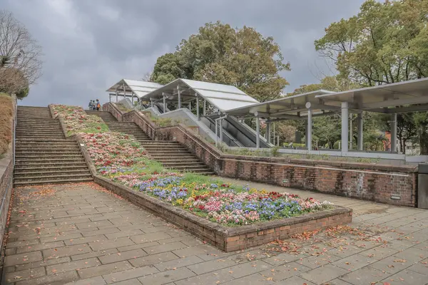 28 Mart 2025 Canlı çiçeklerle kaplı pitoresk bir merdiven