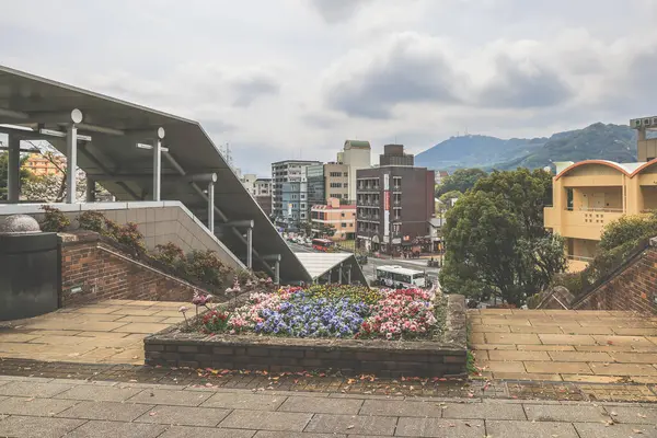 28 Mart 2025 Canlı çiçeklerle kaplı pitoresk bir merdiven