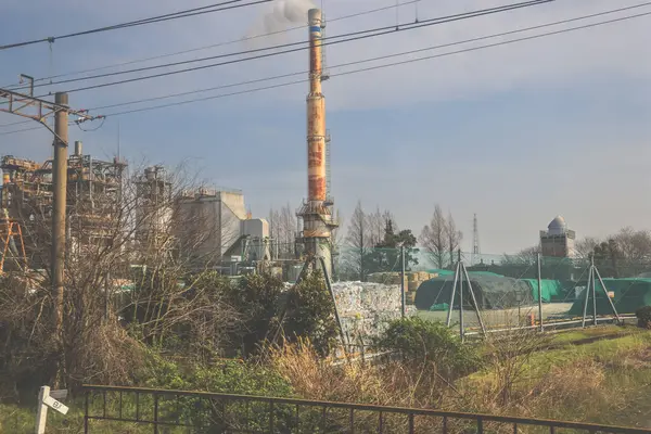 28 Mart 2025 Yıpranmış bir bacanın bulunduğu sanayi kompleksi