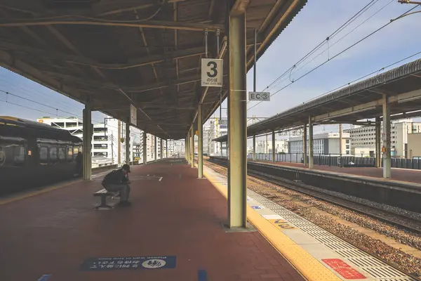 28 Mart 2025 Şehir merkezindeki tren istasyonunda mimari sergileniyor.,