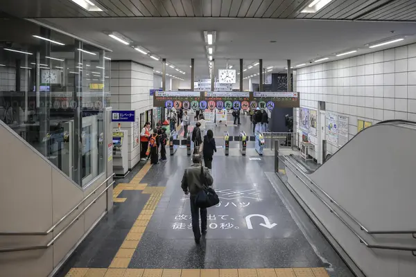 28 Mart 2025 Bir yeraltı istasyonu girişi görünüyor bilet kapılarını gösteren,