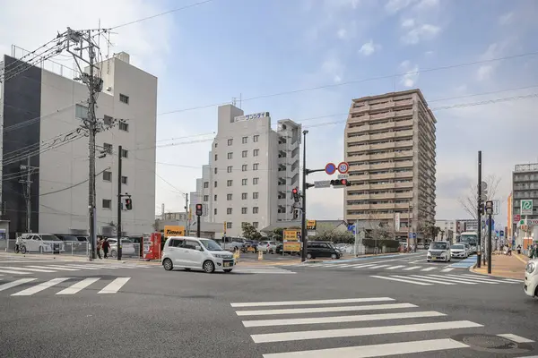28 Mart 2025 Şehir Sahnesi Çağdaş binalar sokak hizasında.