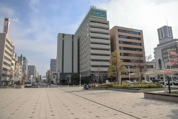 28 Mart 2025 Şehir Sahnesi Çağdaş binalar sokak hizasında