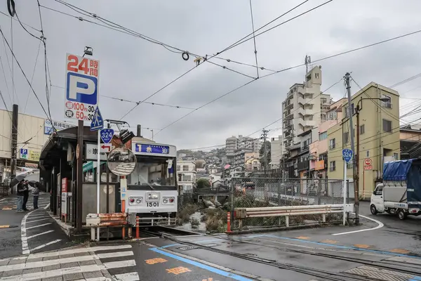 Demiryolu geçidinde bir tramvayın yer aldığı 28 Mart 2025 Urban view,