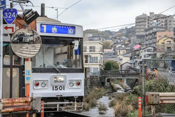 Demiryolu geçidinde bir tramvayın yer aldığı 28 Mart 2025 Urban view,