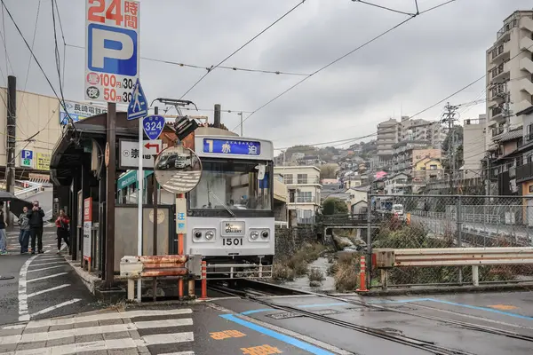 Demiryolu geçidinde bir tramvayın yer aldığı 28 Mart 2025 Urban view,