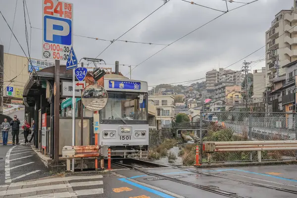 Demiryolu geçidinde bir tramvayın yer aldığı 28 Mart 2025 Urban view,