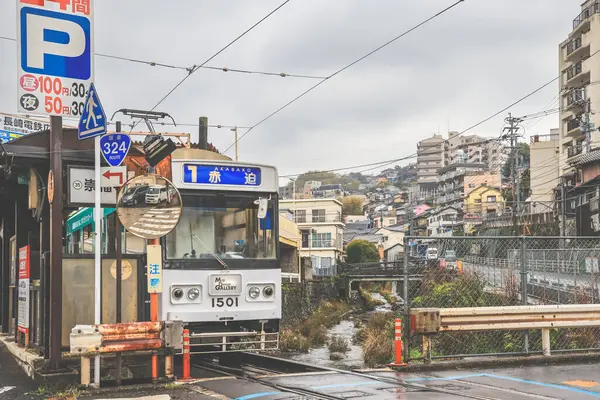 Demiryolu geçidinde bir tramvayın yer aldığı 28 Mart 2025 Urban view,
