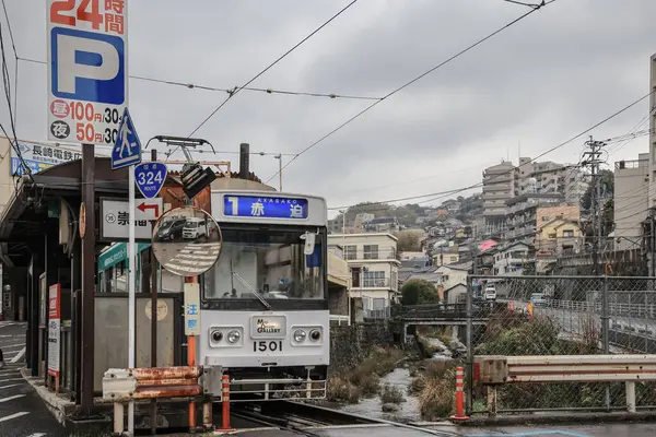Demiryolu geçidinde bir tramvayın yer aldığı 28 Mart 2025 Urban view,