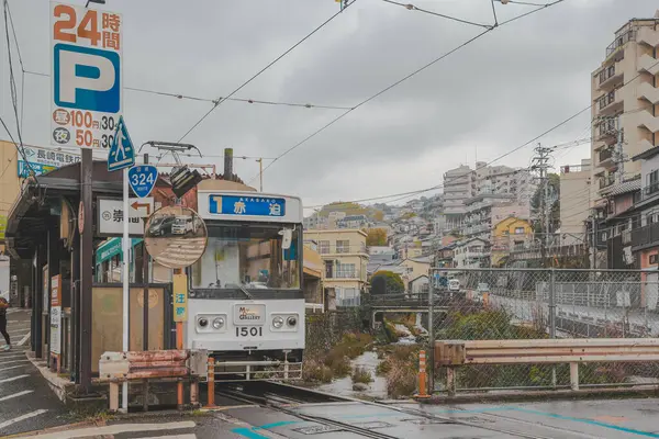 Demiryolu geçidinde bir tramvayın yer aldığı 28 Mart 2025 Urban view,
