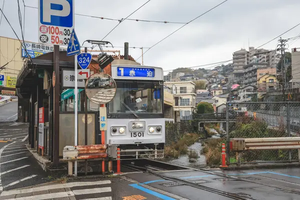Demiryolu geçidinde bir tramvayın yer aldığı 28 Mart 2025 Urban view,