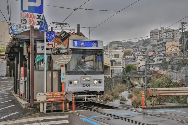 Demiryolu geçidinde bir tramvayın yer aldığı 28 Mart 2025 Urban view,