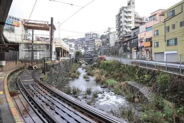 28 Mart 2025 'te nehir kıyısında bir demiryolu hattı kurulmuş.