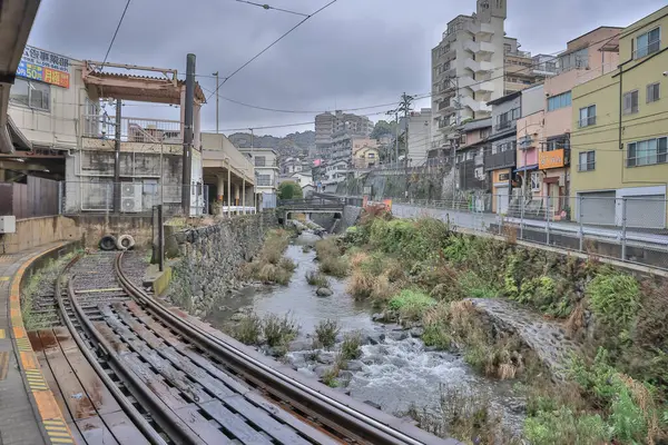 28 Mart 2025 'te nehir kıyısında bir demiryolu hattı kurulmuş.