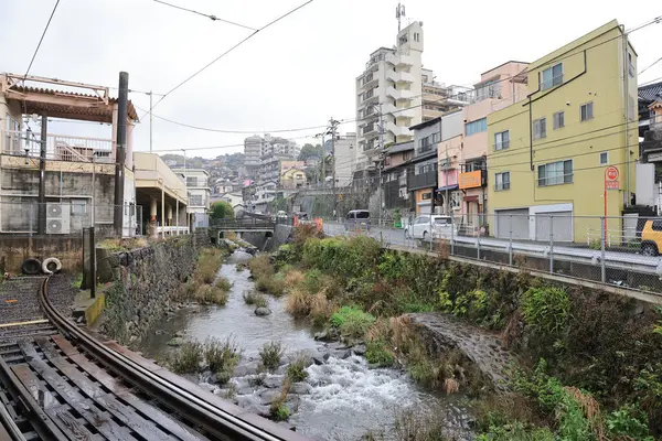 28 Mart 2025 'te nehir kıyısında bir demiryolu hattı kurulmuş.