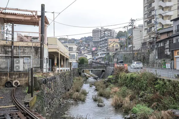 28 Mart 2025 'te nehir kıyısında bir demiryolu hattı kurulmuş.