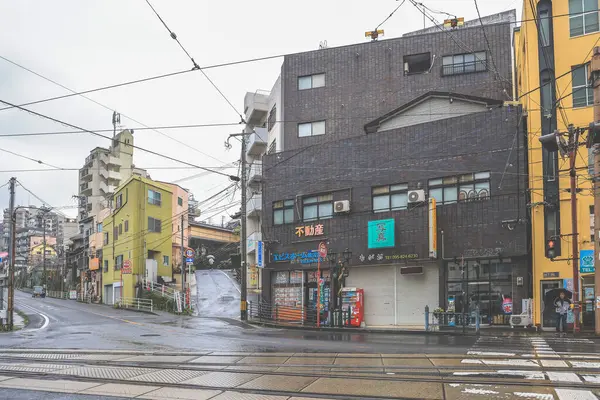 28 Mart 2025 sakin şehir caddesi köşesi Bulutlu altında büyüleyici binalar