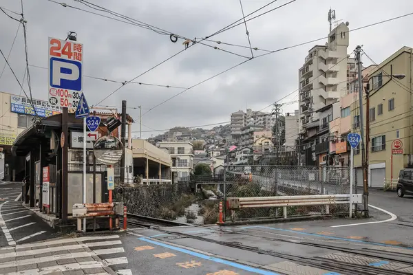 Demiryolu geçidinde bir tramvayın yer aldığı 28 Mart 2025 Urban view,