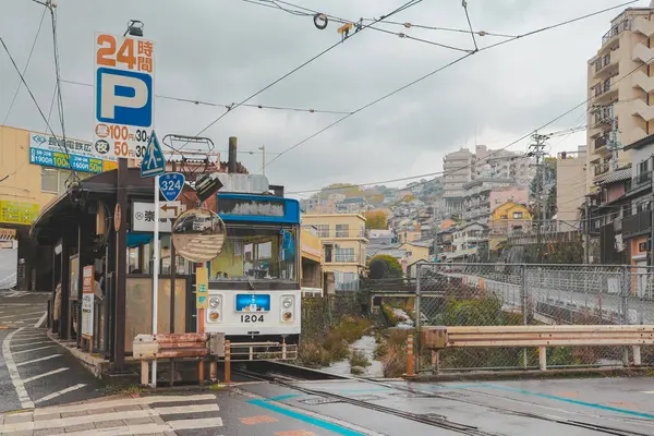 28 Mart 2025 sakin bir şehirde bulunan yerel tramvay istasyonu B 'nin etrafını sardı.