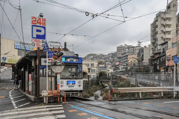 28 Mart 2025 sakin bir şehirde bulunan yerel tramvay istasyonu B 'nin etrafını sardı.
