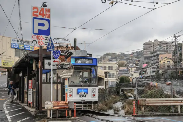 28 Mart 2025 sakin bir şehirde bulunan yerel tramvay istasyonu B 'nin etrafını sardı.