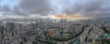 Çevrelenmiş hareketli modern kentsel ufuk çizgisi açısı