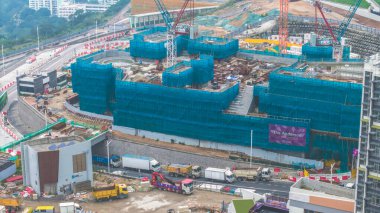 Yapı iskelesi ve ekipman içeren bir inşaat alanının yüksek açılı görüntüsü,