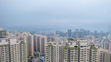 Şehir manzarası konut binalarının yoğun bir düzenini gösteriyor