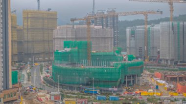 Turnaların yer aldığı büyük bir inşaat projesinin perspektifi,