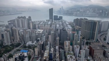 Yoğun inşa edilmiş bir şehrin puslu bir silueti ile yüksek açılı görüntüsü