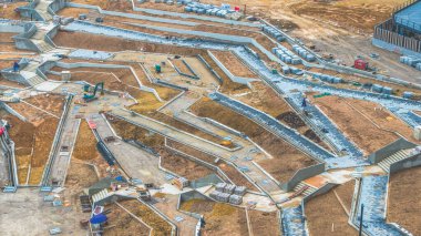 Turnaların yer aldığı büyük bir inşaat projesinin perspektifi,